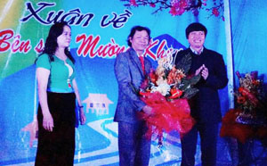 Đồng chí Trần Đăng Ninh, Phó Bí thư TT Tỉnh ủy tặng hoa chúc mừng NS.Huy Tâm tại Đêm nhạc Huy Tâm “Xuân về bên suối Mường Khang”.