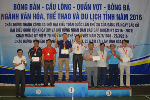 Đồng chí Bùi Ngọc Lâm, TUV, Giám đốc Sở VH-TT&DL trao huy chương cho các vận động viên đạt giải nội dung quần vợt  đôi nam.
