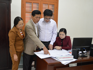 Cán bộ MTTQ huyện Kỳ Sơn trao đổi thực hiện triển khai công tác bầu cử đảm bảo đúng tiến độ, quy trình.