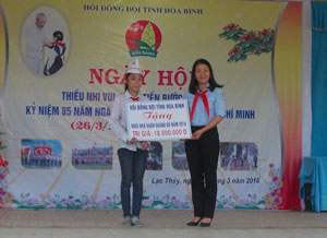 Hội đồng đội tỉnh trao số tiền hỗ trợ xây dựng nhà khăn quàng đỏ cho em Hà Thị Vân, học sinh trường liên cấp tiểu hoc-THCS Đồng Tâm (Lạc Thủy).
