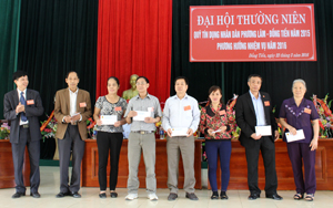 Lãnh đạo Quỹ TDND liên phường Phương Lâm-Đồng Tiến tỉnh tặng thưởng cho các thành viên có nhiều đóng góp trong hoạt động kinh doanh năm 2015.