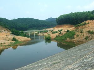 Dự án liên hồ thủy lợi xã Liên Hòa(Lạc Thủy) được đầu tư xây dựng góp phần bảo đảm tưới cho hàng chục ha lúa và màu trong khu vực