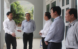 Đồng chí Bùi Văn Cửu, Phó Chủ tịch TT UBND tỉnh, trưởng Ban chỉ đạo thực hiện BHYT toàn dân tỉnh kiểm tra cơ sở vật chất tại trạm y tế Vạn Mai.

