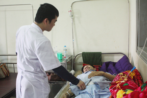 Bác sĩ khoa Ngoại tổng hợp, Bệnh viện Đa khoa tỉnh thăm khám cho bệnh nhân.