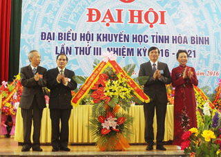 Đồng chí Trần Đăng Ninh – Phó Bí thư TT Tỉnh ủy tặng hoa chúc mừng Đại hội.