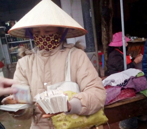 Người đổi tiền lẻ rong hoạt động tại khu di tích lịch sử văn hóa, danh thắng chùa Tiên.