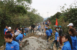 Đoàn viên thanh niên và nhân dân xã Thượng Tiến (Kim Bôi) tham gia đổ bê tông con đường nối liền 2 xóm khó khăn Khú - Vay.