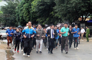 Các đồng chí lãnh đạo Sở VH,TT&DL, lãnh đạo Huyện uỷ, UBND huyện Mai Chau và hơn 200 đoàn viên thanh niên chạy đồng hành 1 km