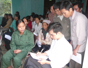 Người dân xã Cuối Hạ (Kim Bôi)  tìm hiểu, tư vấn chính sách pháp luật về BHXH, BHYT.