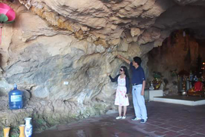 Nhiều du khách đến thăm quan quần thể hang động núi  Đầu Rồng,  thị trấn Cao Phong (Cao Phong).