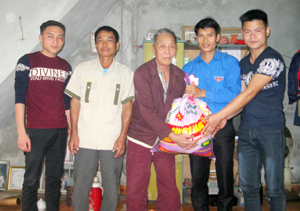 Số gạo quyên góp được trong lễ ra quân Tháng thanh niên  năm 2016 đã được BCH Đoàn xã Địch Giáo (Tân Lạc)  trao cho gia đình ông Bùi Văn ươn ở xóm Chạo.