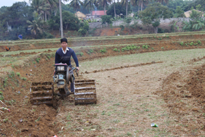 Xã Xuất Hoá (Lạc Sơn) đưa cơ giới hoá vào sản xuất nhằm giải phóng sức lao động và tăng giá trị thu nhập trên diện tích canh tác.