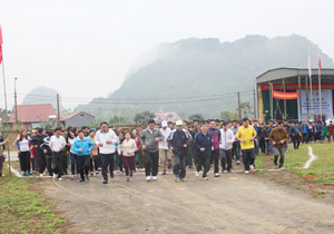 Các đồng chí lãnh đạo ngành VH-TT&DL huyện Cao Phong cùng đoàn viên thanh niên các khối hưởng ứng tham gia chạy đồng hành 1 km.