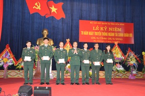 Thủ trưởng Bộ CHQS tỉnh trao Kỷ niệm chương “Vì sự nghiệp Tài chính quân đội” cho các đồng chí đã và đang công tác trong ngành tài chính - Bộ CHHQS tỉnh qua các thời kỳ
