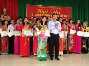 Đại diện phòng GD & ĐT huyện Lạc Sơn trao giải nhất cho thí sinh Phạm Thị Ngọc – trường THCS Võ Thị Sáu

