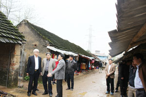 Đoàn công tác đi kiểm tra thực tế tình hình chợ nông thôn xã Yên Trị.