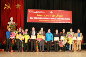 Đồng chí Quách Thế Ngọc, TUV, Bí thư Tỉnh đoàn trao kỷ niệm chương “Vì thế hệ trẻ” cho 9 cá nhân có thành tích xuất sắc trong sự nghiệp giáo dục thế hệ trẻ Việt Nam