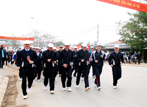 Các đồng chí lãnh đạo ngành VH-TT&DL,  huyện Lạc Sơn cùng gần 500 đoàn viên, thanh niên các khối tham gia chạy hưởng ứng Ngạy chạy Olimpic vì sức khỏe toàn dân.