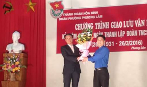 Lãnh đạo phường Phương Lâm tặng hoa chúc mừng nhân dịp kỷ niệm 85 năm ngày thành lập Đoàn TNCS Hồ Chí Minh.