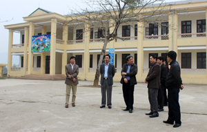 Đoàn công tác đi kiểm tra thực tế cơ sở vật chất trường THCS Cư Yên.