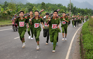 Các VĐV nam thi đấu chạy vũ trang cự ly 4km.