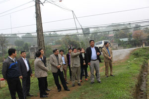 Đoàn công tác đi kiểm tra địa điểm dự kiến xây dựng nhà văn xã tại khu đồng Mít, thôn Mến Bôi.

