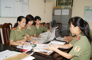 Trung tá Phạm Thị Thu Thủy (ngoài cùng bên trái) trao đổi công việc với cán bộ trong đơn vị.