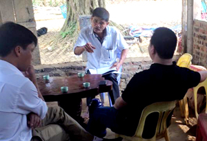 Ông Bùi Văn Chợ (giữa) đang tư vấn cho phóng viên về mô hình hợp tác và phân chia lợi nhuận giữa người hợp tác với Công ty Thái Tuấn.