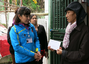 Đội tình nguyện viên CTĐ thành phố Hòa Bình tặng quà cho ông Nguyễn Xuân Trường gặp hoàn cảnh éo le.
