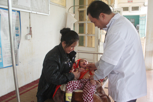 Do chật chội, giường bệnh được kê ngoài hành lang của Trạm y tế xã Yên Quang (Kỳ Sơn).