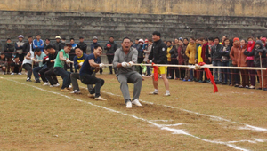 Đội kéo co nam của xã Dũng Phong tham gia thi đấu tại giải bắn nỏ - kéo co – đẩy gậy huyện Cao Phong năm 2016