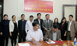 Lãnh đạo các đơn vị Khối thi đua các cơ quan Đảng tỉnh ký giao ước thi đua năm 2016.