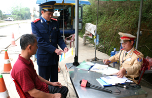 Lực lượng chức năng tuyên truyền các quy định xử phạt đối với hành vi chở hàng vượt quá tải trọng cho phép của cầu, đường bộ tại trạm kiểm tra tải trọng xe QL 6khu vực xã Phong Phú, Tân Lạc.