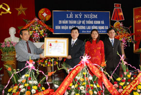 Được ủy quyền của Chủ tịch nước, đồng chí Quách Thế Hùng, Phó Chủ tịch UBND tỉnh trao Huân chương Lao động hạng  ba cho KBNN HB.