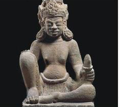 Tượng thần Bodhisattva ngồi, đang lưu giữ tại Bảo tàng Điêu khắc Chăm Đà Nẵng.