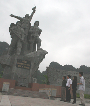 Đoàn cán bộ, phóng viên Báo Hòa Bình dâng hương tại Đài Tưởng niệm thanh niên xung phong (Quảng Bình).