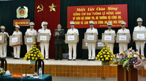 Bộ Trưởng Bộ Công an Lê Hồng Anh  tặng Công an các huyện, thành phố bộ máy tính phục vụ công tác.