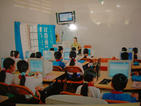 Một số đơn vị, trường học huyện Lạc Sơn đã đưa môn tin học vào nhà trường.