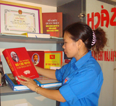 Cán bộ, đoàn viên trong tỉnh quan tâm tìm hiểu các tài liệu về tư tưởng, tấm gương đạo đức Hồ Chí Minh.
