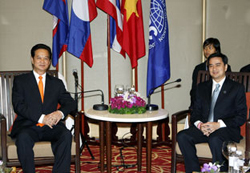 Thủ Tướng Nguyễn Tấn Dũng gặp Thủ Tướng Thái-Lan Abhisit Vejjajiva bên lề hội nghị cấp cao Uỷ hội Sông Mê Công tại Hủa Hin.