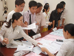 Thí sinh nộp hồ sơ đăng ký dự thi tại ĐH, CĐ năm 2010 tại Sở GD-ĐT TPHCM.