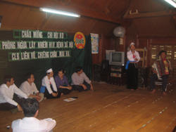 Một buổi sinh hoạt câu lạc bộ phòng chống HIV/AIDS của Hội Nông dân huyện Mai Châu