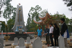 Đoàn CB-PV Báo Hòa Bình dâng hương trước các Anh hùng liệt sĩ tại Nghĩa trang liệt sĩ Trường Sơn.