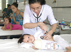Trẻ bị viêm não được điều trị tại khoa Nhiễm-Thần kinh bệnh viện Nhi Đồng 1 TPHCM