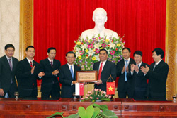 Bộ trưởng Lê Hồng Anh trao lưu niệm tặng Bộ trưởng Wong Kan Seng