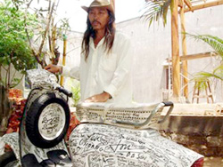 Nghệ sĩ Quang Đạt bên chiếc xe với 499 chữ ký