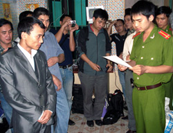 Cơ quan điều tra thi hành lệnh khám xét khẩn cấp công ty của Trần Văn Minh