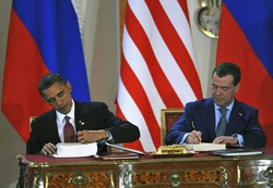 Tổng thống Mỹ Obama (Người bên trái) và Tổng thống Nga Medvedev ký START mới