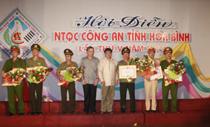 Các đồng chí lãnh đạo tỉnh tặng hoa chúc mừng các đoàn đạt giải A toàn đoàn tại hội diễn