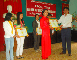 Ban tổ chức trao giải nhất cho 5 giáo viên xuất sắc nhất Hội thi giáo viên dạy giỏi cấp THCS tỉnh.
